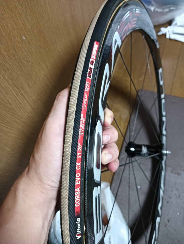 パンクしたタイヤですが21-28のタイヤが中古で購入したホイール