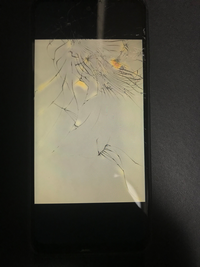 至急」スマホの画面が割れて、所々オレンジ色っぽくなってしまっ