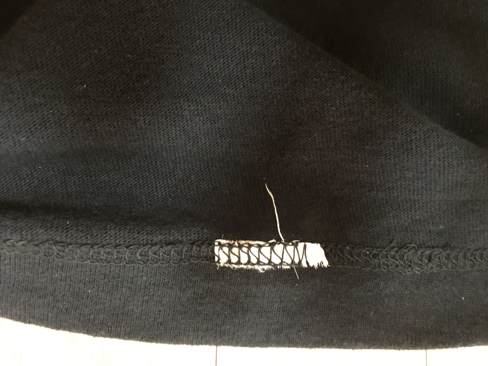 最近買った古着のTシャツなのですが、裾にタグを切った跡が