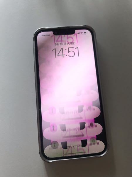 至急です！！！！iPhone13の画面が急にピンク色のどろどろした感じにな