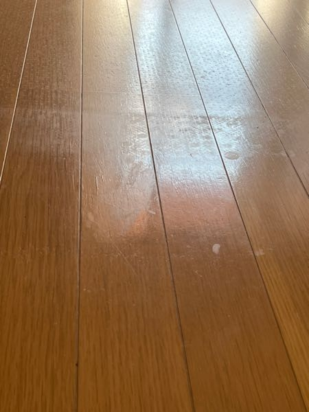 賃貸のフローリングについです。 今年の4月から入居し、リビングにカーペットを置いていたのですが、夏用から秋用のカーペットに変えようと変更したところ、カーペットのゴムの粘着部分？が張り付きフローリングに跡とべたつくようになってしまいました。 軽く水でふいたところ跡もべたつきもまったくとれない。 スポンジの洗い面でもだめ 中性洗剤でも一時的にはよくなるが、べたつき再復活で汚れる。 お酢を染み込ませてもだめ これはワックスの劣化なんでしょうか？ それともカーペットのゴムの劣化？ ワックスの劣化の場合素人でもできますでしょうか？ 範囲は2m×3mくらいです。