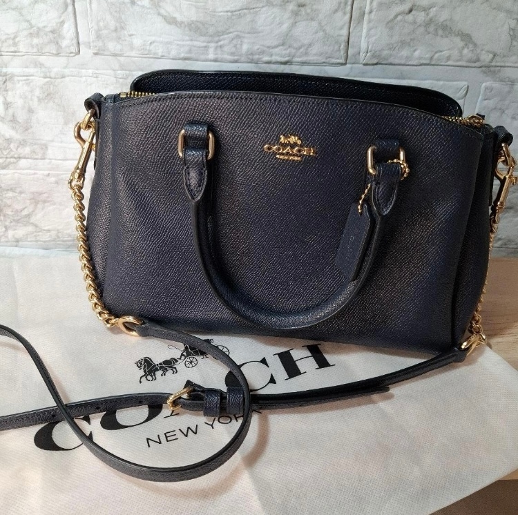 コーチのバッグについて質問です。下の写真はフリマアプリで出品されて 