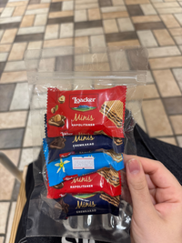 アジア系の外国人から500円でお菓子を買わされました。 私はつい先日大阪から東京に引っ越してきたJKで、立川の駅付近を歩いていると急に、アジア系の外国人に声をかけられました。私は元から外国人に声をかけて写真撮影をしてあげたり道を教えてあげたりと、外国人とコミュニケーションを取るのが好きだったので、道を聞かれるのかなと思って歩くのをやめました。
すると留学費が足りなくてお金か困ってると言われ...