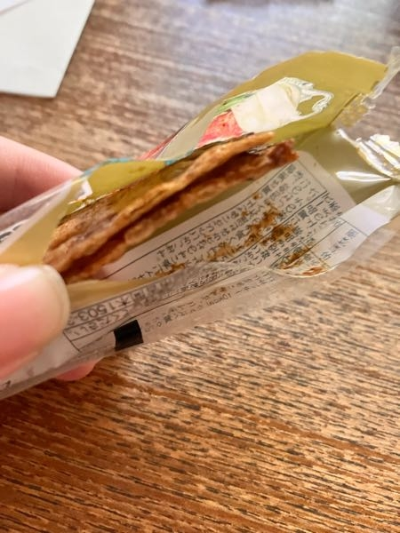焼肉屋さん太郎と言う駄菓子に2枚入っていたのですが、ひとつしか買