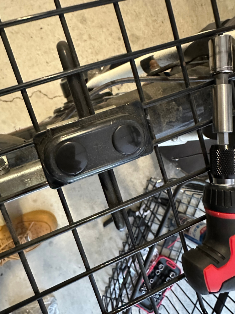 自転車の前カゴのネジ部分にカバーがあります。はめ込みかと思っ