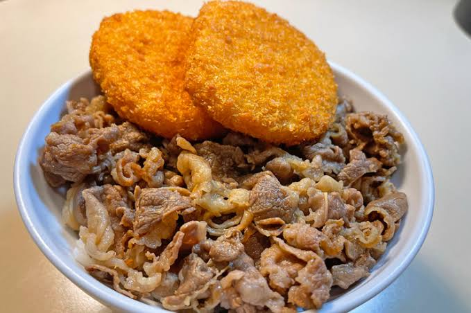 コロッケ牛丼？ 牛丼にコロッケを載せるのはありですか？