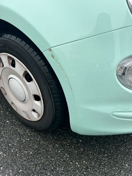 車のフロント右前に縦線の傷が入っていたのですが、運転中にぶつけた記憶が1度もありません。 さすがに擦ってしまったら分かるかなって思ったんですけど、このぐらいの傷だったら気づかないうちに、、ってこともあったりするんてすかね？？？？ 前の車でも同じくフロント右前に黄色い塗装がついた傷をいつの間にか発見したのですが当て逃げのかのうせいとかもありますか？？？