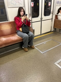 大阪ですが、地下鉄車内でこうしたおかしな女性に遭遇しました。わざわざ隣りに座ってきて密着してきたので座席を立ちましたが、おかしな女ですよね？ 大阪メトロ千日前線鶴橋から乗車の女 南巽の2両目15時15分過ぎ

他にもガラガラでゆったり座れるのに、わざわざ隣りに座ってくる女性って？