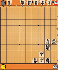 詰将棋に関する質問です。出典を忘れましたがどこかで下の詰将棋（1手詰）を見ました。 ▲37香までの1手詰に見えますが、実はこれは後手番のため正解は△28金までというのが作意のようです。 （先手番とすると前に後手が何かを指したことになるが、相手玉がどこからも来られないため矛盾、という理屈のようです。）
 
 これに関する質問です。
 ①このような双玉型の詰将棋は、実践で起こりうる局面であ...