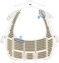 有楽町よみうりホールの座席について質問です。

よみうりホールで開催されるお笑いライブを見に行く予定なのですが、
①2階席A列
②2階席右側
どちらの席の方がより見やすいでしょうか？ 公式やまとめサイトを確認をした所、
距離の近さでは②、視界の良さ？では①が優れているように感じました。

どちらも優れている部分があり、1度も訪れたことのない会場のため決めかねております。
実...