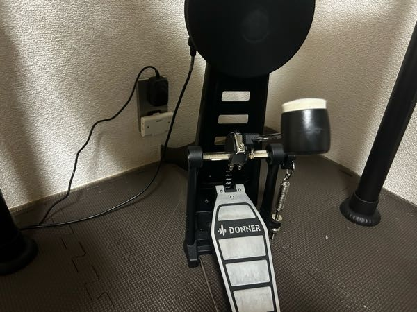 電子ドラムのキックペダルが独立していて踏む度にズレてしまうのですが部屋を傷つけない方法で良い固定の仕方があれば教えて頂きたいです！