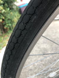 買って３年半の自転車。毎日8キロこいでました。まだこのタイヤいけますか？タイヤ買い替え時ですか？ 