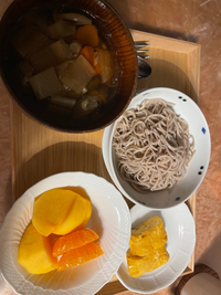 同居人(戸籍上は夫)が夕飯を作ったと威張っていました。
夜の9:30の出来事です。
正直いつも同じものしか作らない、作れない、マンネリ化で、見ただけで味も分かる程度です。 味が異常に濃く、喉が乾くのです。

味について何か言おうものなら、直ぐにヒステリックを起こすので我慢我慢で食べています。
今日はどこかに行ってくれたので生ゴミにしました。

彼は私を殺したいのでしょうか？