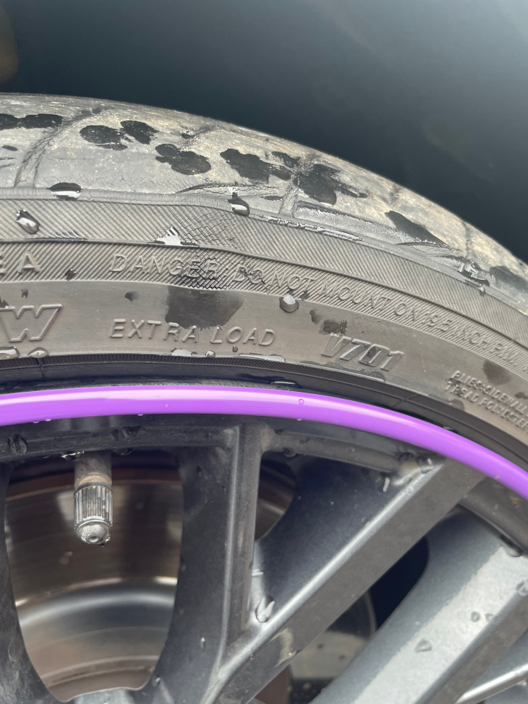 車 タイヤ バースト コブ 失礼します。 最近タイヤにコブみたいなものを見つけました。調べたらバーストするおそれがあるみたいなことが書いてありました。 写真で判断していただきたいです。 お金がないので。なるべくタイヤ交換は避けたいです。 写真のDANGER付近です。 よろしくお願い致します。