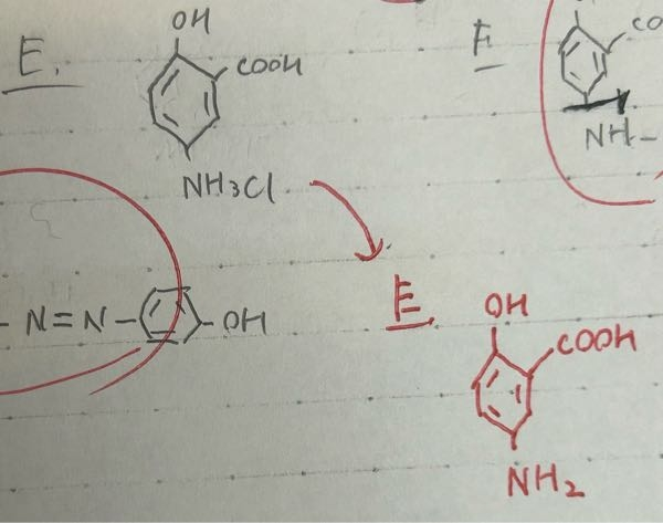 高校化学 化合物の推定■ 化合物A（分子式C9H9NO5）を加水分解すると，（ア）結合が 開裂して化合物B（分子式C2H6O）と化合物C（分子式C7H5NO5）が得られた。 Bに硫酸酸性のニクロム酸カリウム水溶液を加えて加熱すると、化合物Dが生成した。 Dは、ヨードホルム反応で黄色のCHI3を析出する。 Cはフェノールの誘導体で、置換基がヒドロキシ基のオルト位およびパラ位についている。Cをスズと濃塩酸で還元すると、パラ位の置換基が還元された化合物Eが得られた。Eを無水酢酸と反応させると、アセチル基が2個ついた化合物Fが得られた。また、 Eの塩酸塩の溶液に，冷却しながら亜硝酸ナトリウム水溶液を加えると，化合物Gが生成し、Gとフェノールとの反応により（イ）化合物Hが生成した。 （1） 文中の（）に適当な語句を入れよ。 （2）化合物A,E,F,G,Hの構造式を記せ。 ［鳥取大］ Eの所で、ニトロベンゼンにSnとHClいれたらアニリン塩酸塩になると思い、ベンゼンにヒドロキシ基とカルボキシ基とNH3Clをつけたのですが、答えはNH3ClのところがNH2になっていました。 NaOHを入れて弱塩基遊離しないとアニリンにならないと思ったのですがなぜアニリンになっているのでしょうか。