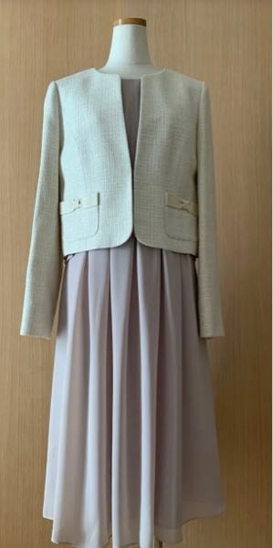 娘の結婚式での服装ですが私は身長が低いためイブニングドレスとか丈の長いマザーズドレス的なものは着れないと思ってます。この様な服装はどう思いますか？ちなみに娘は紺色は着て欲しくないらしいです。