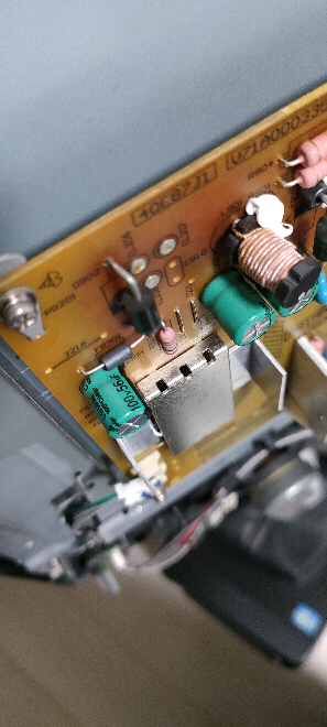 コンデンサーで質問です。 現在100v56μfが付いています。 耐電圧が一緒でしたら、静電容量大きくしても大丈夫ですか? 100v100μfに変えても大丈夫？ 液晶テレビの電源基盤です。