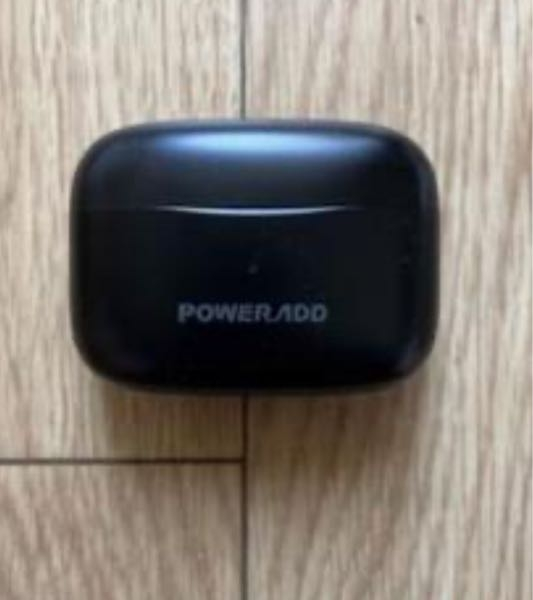 【至急】ワイヤレスイヤフォンの充電についてです。 先日POWERADDの S12という型番のイヤフォンを購入しました。(拾い画ですが画像のものです。)これでおなじ型番を購入するのは3度目です。 本日これを利用していたところ、充電が切れたため、ケースに入れて再度充電していました。 すると30分ほどでケースのバッテリー残量が100%から0%になってしまい、イヤフォンの充電もされておりませんでした。 普段今まで使用していた同じ型番のイヤフォンはケースの残量が0%という数字を見ることがほとんどないほど充電のもちがいいです。 また、今充電をしていますがケース、本体どちらも充電されている気配がありません。 これの改善案がわかる方がいたら教えてください。 よろしくお願い致します。