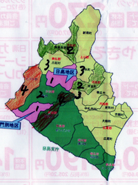 四色問題について、補足質問です。 

図のように、飛び地のある地域について、私の説明に従えば、境界を接するのは8行政区になります。 注目地域外が、偶数ですから、注目地域を除いて2色で済みます。それに、飛び地条件の、1色を加えると、 
・注目地域+2色+飛び地条件1色=合計4色 
です。 

これを、グラフ理論を使って、4色で、説明できますか？