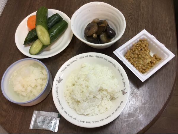 冷蔵庫満員ですか〜？ 炊き立てご飯、納豆、ナスと椎茸の煮びたし、糠漬け、大根おろし メタボとは無縁の健康食にしました♪ 冷蔵庫整理メニューです。