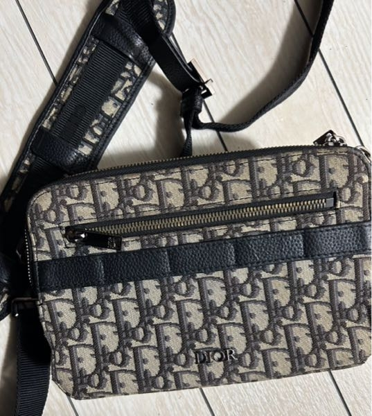 Diorのオブリークのバッグなのですが、ヤニで汚れてしまい、1回 