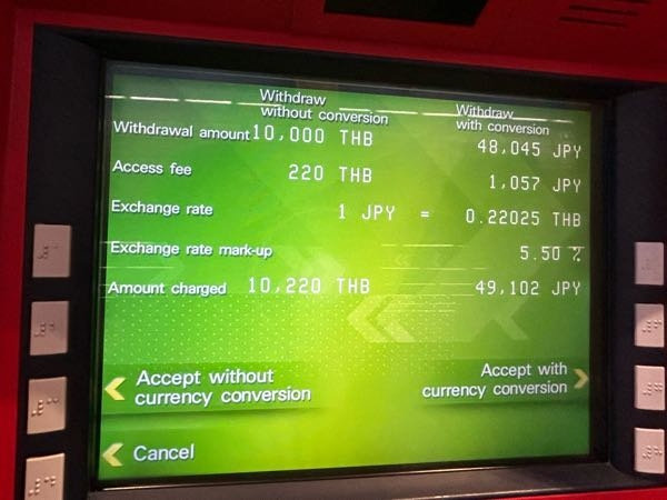 私は今タイ、バンコクにいます。 タイのATMで現地通貨を引き出したいです。 画面にて10,000バーツを引き出そうとしましたが、金額が間違っていますと表記され、引き出せませんでした。 手数料は220バーツ必ずかかります。 どうやら、ATMでは、最低100バーツ単位までしか現金が出せないようで、（50バーツなど、10単位のパーツはATMにはない、1番小さいのは100バーツ）合計10,220バーツになり（10,000プラス手数料220）、金額が無効、間違ってるので、引き出すことができないと言われました。 金額を入力しなおし、10,220や9780、再度10,000と金額を入力し直すも、いずれも同じ結果となり、引き出すことができませんでした。 どうしても現金が必要なので、なんとか現地通貨を手に入れたいです。 もしATM以外に現金を手に入れる方法がありましたら、ご教授いただきたいです。