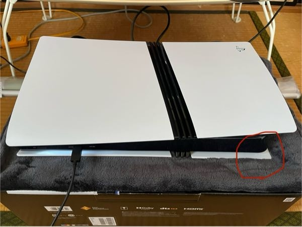 ps5の置き方ってこれで大丈夫ですか？あってます？ 赤◯の部分に重みがかかってそうで折れないか心配です 付属してた小さいはめ込むスタンド見たいなのは取り付けてあります