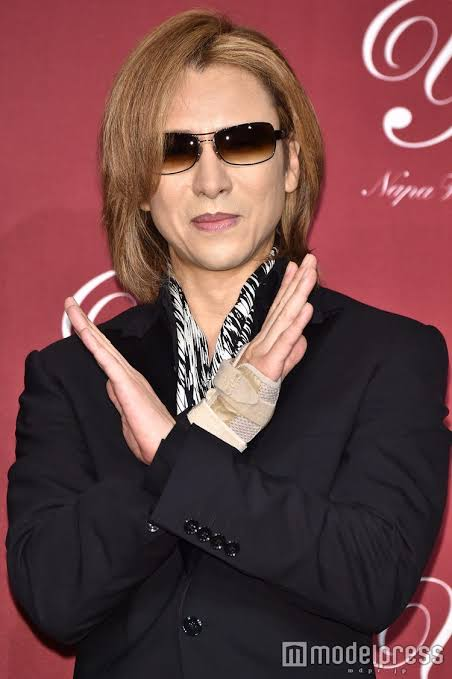 YOSHIKIさんはこの見た目で58歳ですか? ほうれい線や目尻のシワなど全くありませんがどのような整形をしているのでしょうか? ボトックスや脂肪（ヒアルロン酸）注入、糸リフト、鼻プロテーゼ、骨削りなどなどですかね? 思春期の女性が付き合いたいと言っているとようです 若見えだとほんとにお得ですよね