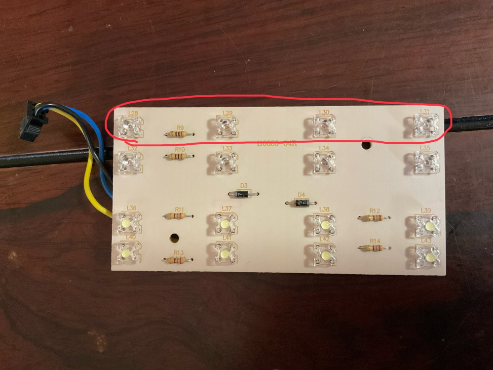 教えて下さい。 Ledテールランプユニットのウインカー部分の赤枠の部分だけ 点灯しなくなりました。 (8個のLEDの上段の4個が不点灯) 何が壊れたのでしょうか？ 先日までは1年以上点灯していました。 直してみたいので御教授下さい。 宜しくお願い致します。