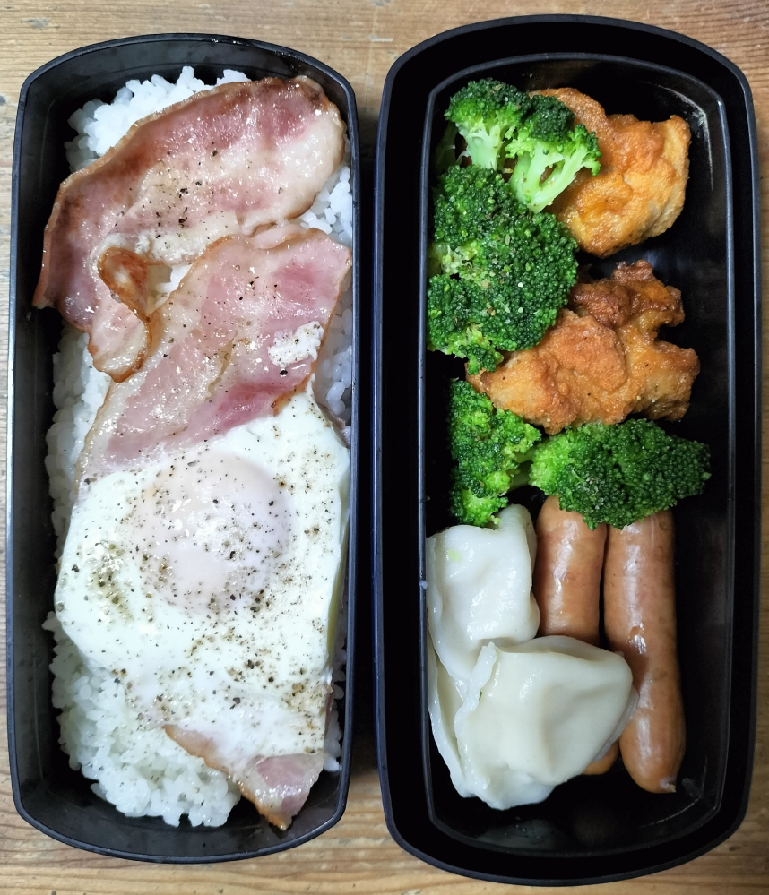 この弁当、美味しそうですか？ 子供の弁当です。 ※目玉焼きは蒸し焼きのため白身は完全に火が通っていて黄身は白く膜が覆っているので半熟の黄身まで酸素が届きにくく、夏場でも直射日光に当てなければ調理後6時以内であれば問題なく食べれます。