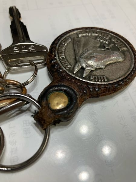 キーホルダー 経年劣化あり 30年使っているキーホルダーです。 - 革の部分がもうボロボロに