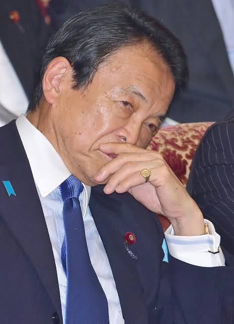 麻生太郎さんが着用しているシグネットリングの刻印について 麻生太郎さんが身に付けているシグネットリングに刻印されているのは何の図柄なのでしょうか。 英国王室の方々が着用しているシグネットリング...