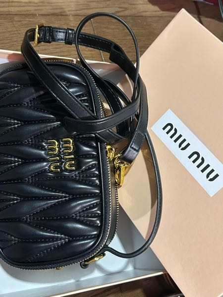 本物か見分けて欲しいです！！miumiuのバッグを貰ったのですが、失礼