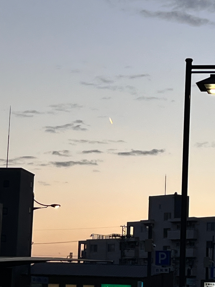 去年の9月下旬頃に修学旅行で京都駅を散策していた時、上空に光のようなものが見えました。少し動いてました。人工衛星か隕石か、結局分からずのまま、写真フォルダにあります。分かる方、よろしくお願いします。