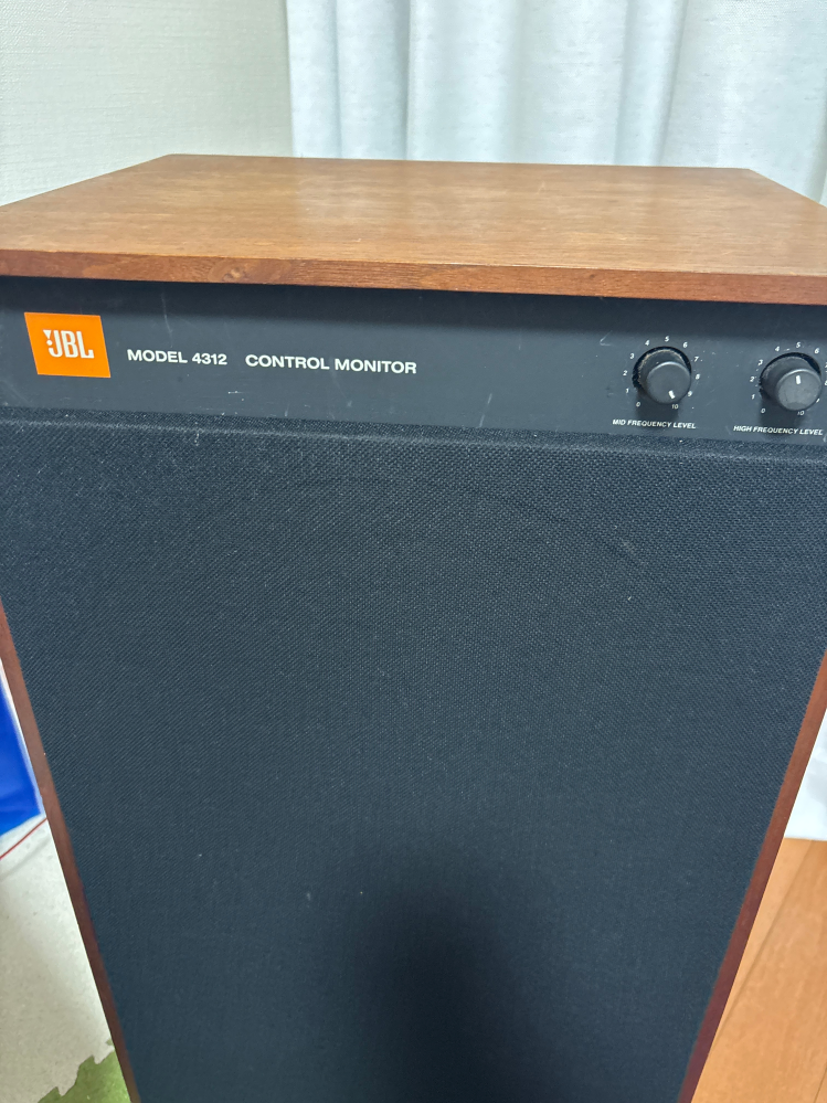 祖父の家にJBL 4312のスピーカーがあったのですが、EとかGとかの見分け方が分かりません。詳しい方、見分け方を教えて下さい！