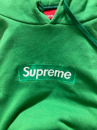 このsupremeは偽物ですか？貰い物なので詳細はわかりません 