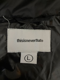 thisisneverthatのダウンをメルカリで買いました なんか届いてみるとボリューム感がなくところどころ縫い目にほつれがあり1番気になったのがこの写真のほつれとLと書いてるタグが少し斜めに傾いてるのが気になりました。
これは偽物でしょうか
誰かお願いします