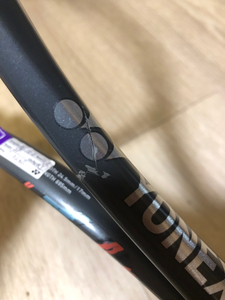 ソフトテニスラケットをふと見たらシャフトにヒビが入ってたんですけ