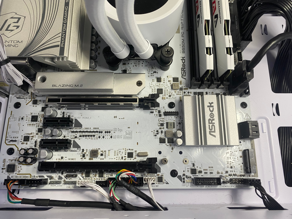 AM5のCPUに変わったため使用しなくなった3点、CPU,マザボ,メモリ8G×2 マザーボードをAM4からAM5に交換したのですが、通電はしますが画面に何