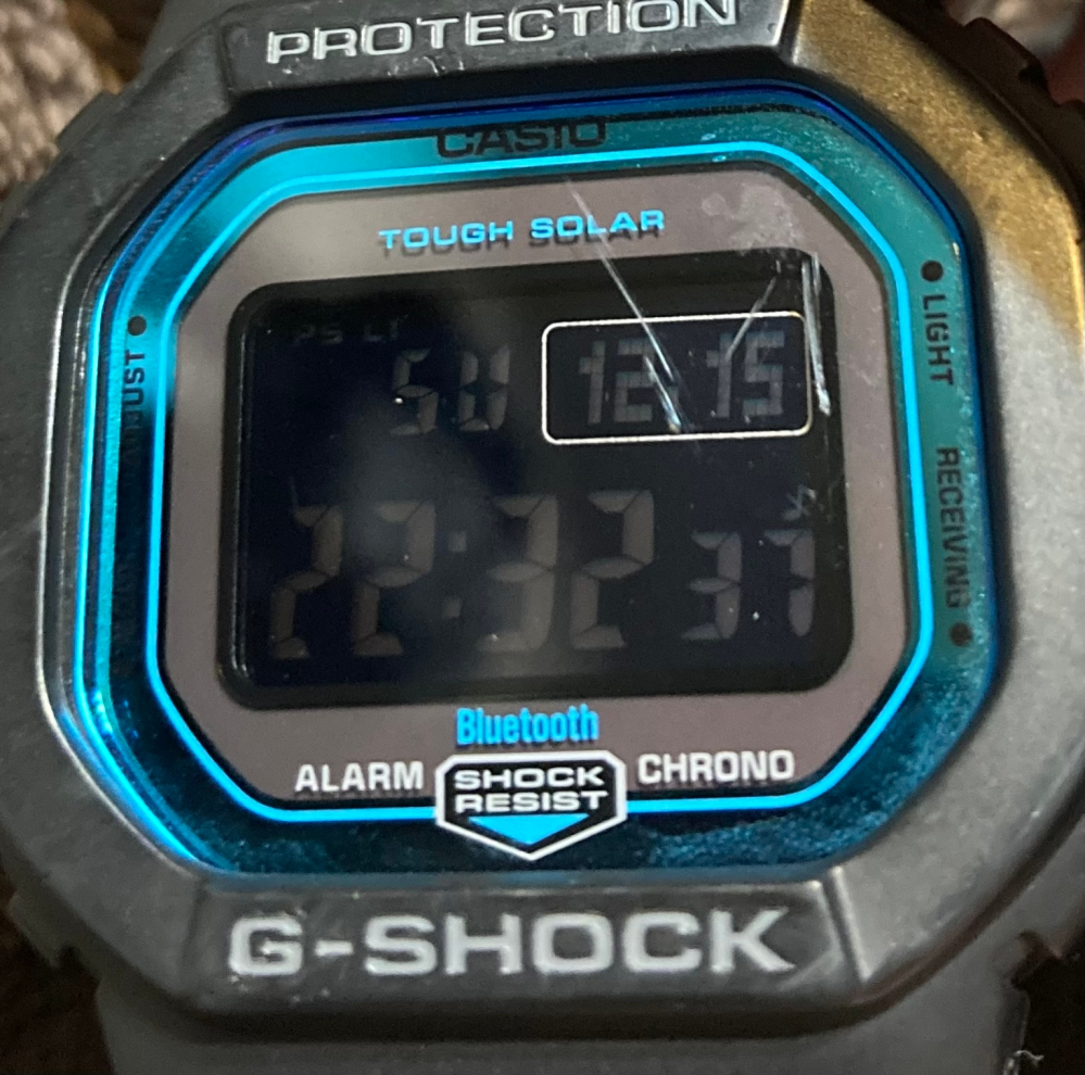 時計の傷について質問です。Gショックを砂利の所で落としてしまい