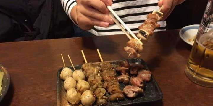 食事の時にイヤだなと思う食べ方、どんなのがありますか？ これもそうなの？ 「焼き鳥は串から外すな」https://news.yahoo.co.jp/pickup/6522975 自分は正論だと思うが、そこまでやるか？の方が気になります。