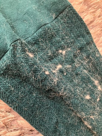 写真のように毛がたくさん抜けてしまうセーターを買ってしまいました  