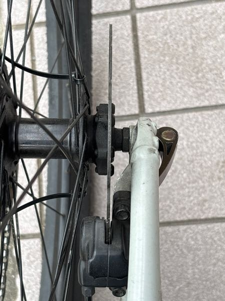 フロントブレーキのないダートジャンプmtbに乗っています。 数日前にタイヤを交換したのですがリアタイヤを外した時に間違えてブレーキレバーを引いてしまったので自力でパッドを押し戻したのですが片側のパッドだけ少ししか動かなくなってしまいました。ブレーキレバーの可動域も少し広がってしまい、奥まで引けばちゃんと効くのですが、乗ったりトリックをしても大丈夫でしょうか？前後ブレーキが無いとダメなどの回答は受け付けません。乗っても支障がないかが知りたいです。