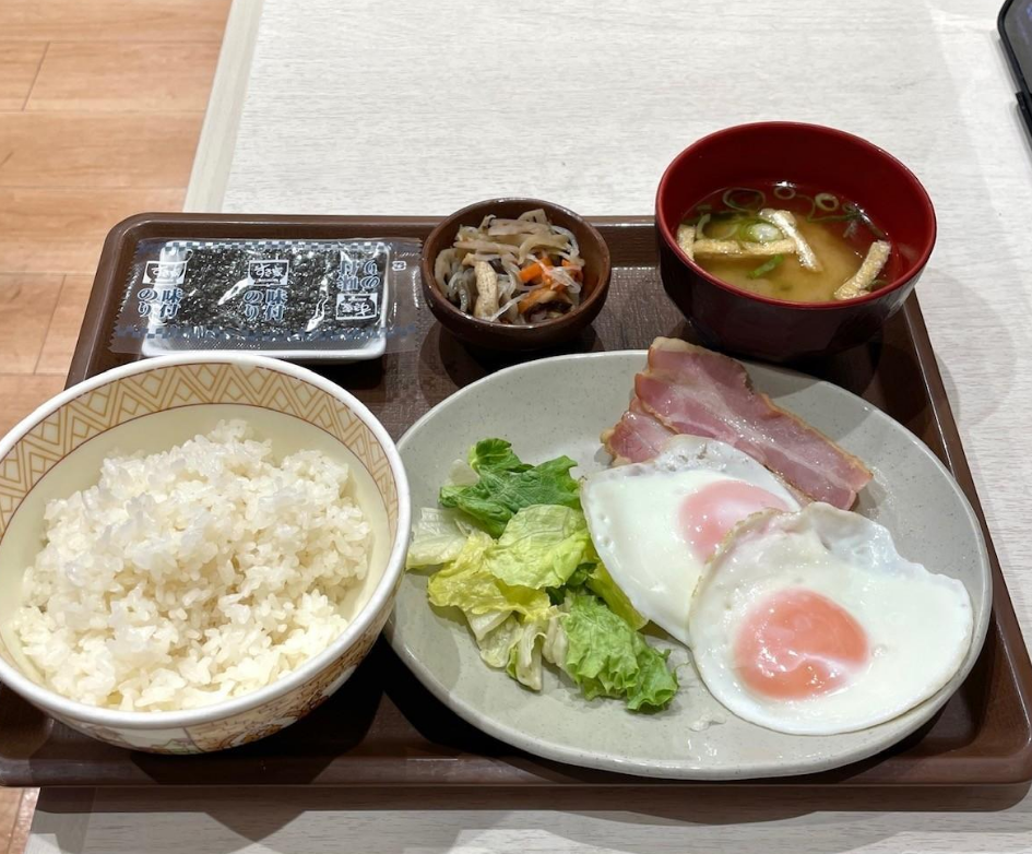 すき家のエッグ定食 これって、目玉焼きは焼き溜めしてますよね？だから冷たいの？