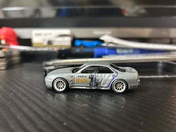 R33のクーペを改造して4ドアを作っています。この時点で4ドアに見えますか？皆さんの感想を教えてください。 実写ではクーペと4ドアでは長さが1.8〜1.9%変わる程度でこのミニカーのスケールに合わせると1.38mmです。あとはパテで誤魔化せばいけると思うのですが、どうですか。