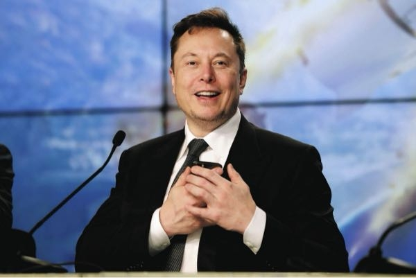 質問があります。 ① 世界一の大富豪のイーロン・マスク氏（資産30兆円）ですが、もしマスク氏がF1が大好きだった場合、自分のF1チームを作れますか？ テスラの自動車会社も持っています。 チーム名は「テスラ」。 ②もし自分のチームが作れた場合、息子がたいしたドライビングの才能が無くても、息子を自分のチームのF1ドライバーにできますか？ スーパーライセンスはお金でなんとかします。