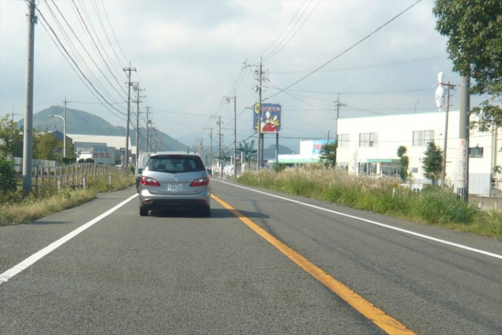 自動車免許について片側一車線とはどんな車線のことを意味するのでしょうか... - Yahoo!知恵袋