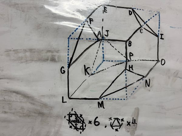 立体の展開図の質問です。 立方体を面AFG,面CDI,面HMN,面JKPで切り落とした立体の展開図の書き方と,書く際に抑えるべきポイントがあれば教えて頂きたいです。 宜しくお願いします。