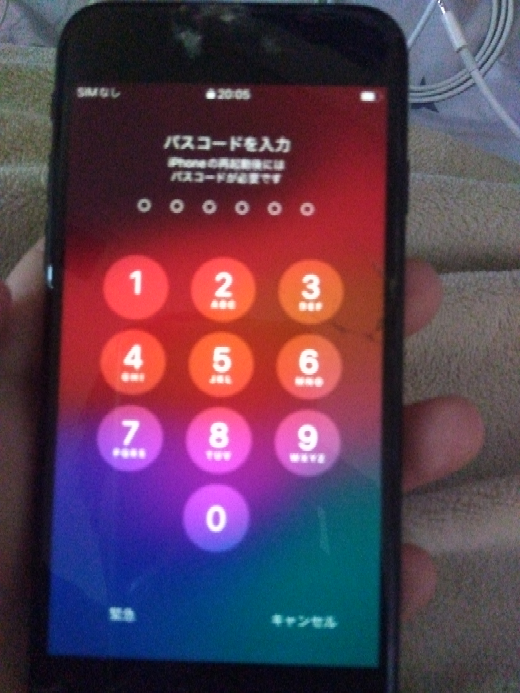 大至急、iPhoneを中古で買って、画面を見ると、パスワード入力パス