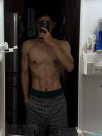 173cm 体重55kg 男性です！
 最近４月からダイエットを始めて82kgから減量しました。 筋トレは腕立て、懸垂、2kmダッシュ、ダンベルトレ(ベンチ使用)で極力毎日行うようにしています。 皆さんから観てこの体型はどう思われますか？
 あと、これからどの様な筋トレをしていけばいいか教えていただきたいです！
 よろしくお願いします